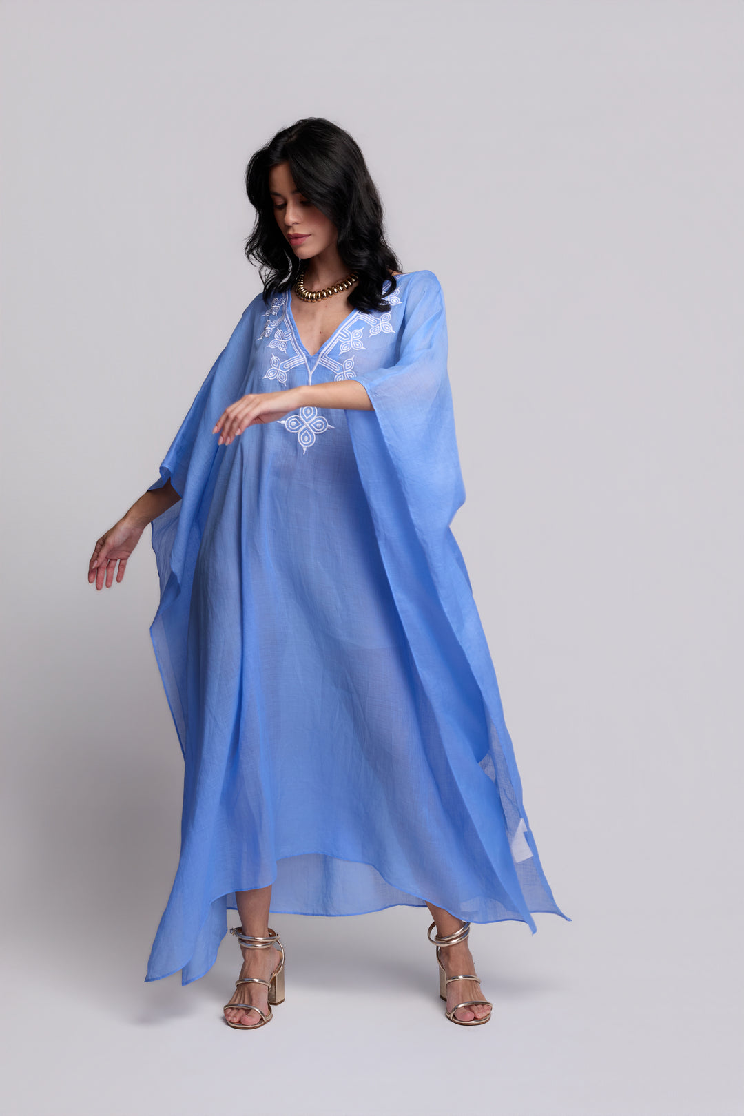 Kaftan Flora Rami Azul Bordado Branco