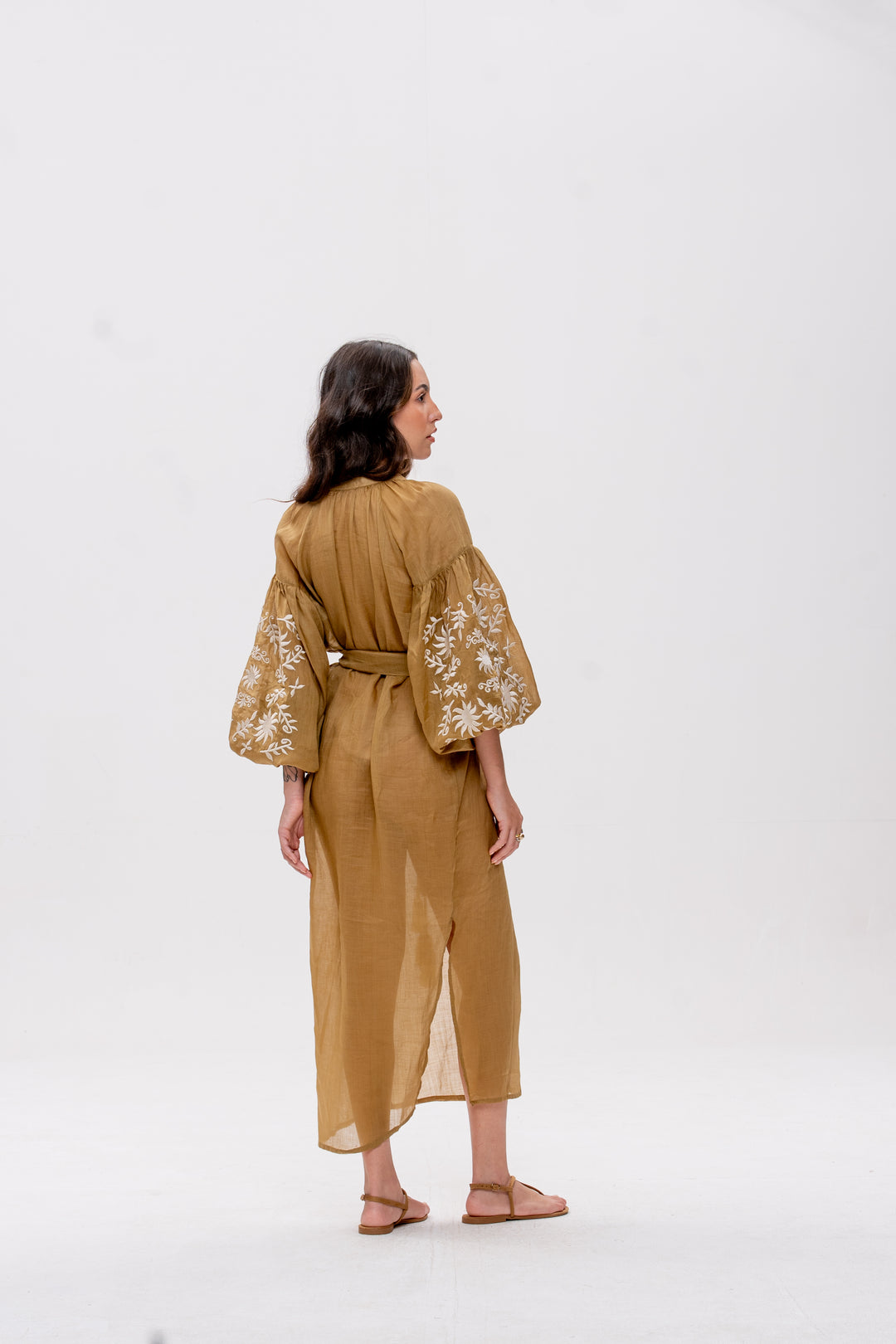 Vestido Chemise Afrodity Rami Dourado Bordado Pérola